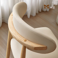 Chaise de salle à manger simple en bois massif avec revêtement en cuir, idéale pour les salles à manger domestiques, les hôtels, les villas et les salles de réunion.