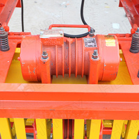 Trois pièces de QT4-40 manuel béton bloc solide brique creuse faisant des vibrateurs de machine
