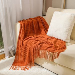 Vente en gros usine : Plaid tricoté confortable style nordique couleur caramel, à franges, pour canapé, hôtel et bureau - Product Image 1