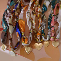 2025 Ruban en Soie Véritable Cravate et Bande Pendentif Mode Colliers Souvenir Foulard en Soie Collier Pendentif Cœur Bricolage Collier Coloré