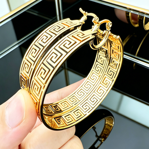 <span class=keywords><strong>Orecchini</strong></span> a Cerchio con Motivo a Chiave Greca Placcati in Oro 18k, <span class=keywords><strong>Orecchini</strong></span> a Cerchio Incisi in Acciaio Inossidabile, Gioielli Vintage con Texture Geometrica Classica - Product Image 2
