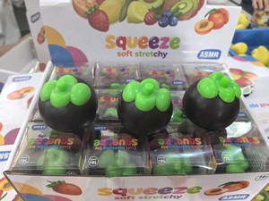 Jouet sensoriel fruité croustillant et moelleux, blocs de construction colorés en forme de fruits à presser - Product Image 5