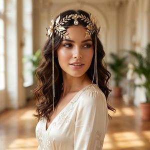 Élégant serre-tête doré avec pendentif couronne florale, feuilles dorées style déesse romaine et longues pampilles, accessoire de coiffure de mariée à suspendre - Product Image 3