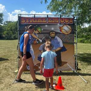 Productos de alquiler para parques de atracciones y carnavales: Juego de lanzamiento de béisbol con marco, estilo 'Strike Em Out', para fiestas de feria y eventos deportivos interactivos. - Product Image 1