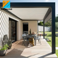 Pergola motorisée en aluminium imperméable avec persiennes et écran rétractable pour espaces extérieurs résidentiels