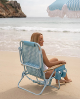 Nouvelle chaise de pêche de plage pliante en aluminium à siège bas de conception, équipée d'un porte-gobelet latéral et d'un appui-tête.