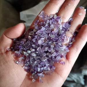 Vente <span class=keywords><strong>en</strong></span> gros de graviers de cristal <span class=keywords><strong>en</strong></span> <span class=keywords><strong>vrac</strong></span> 3-5 mm, éclats de cristal d'améthyste naturelle à vendre - Product Image 1