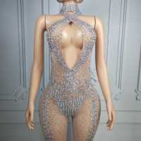 Combinaison de scène élégante pour femme Ocstrade, en maille argentée scintillante avec strass, coupe halter et jambes fines, idéale pour les spectacles et concours