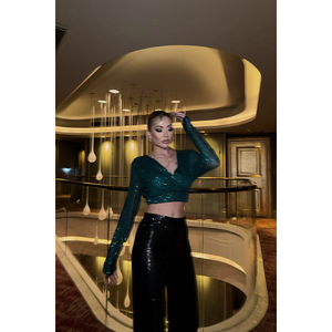 เสื้อชีฟองปักเลื่อมสีเขียวมรกต คอเสื้อแบบอสมมาตร สไตล์เกาหลี ทรงครอปแบบพันรอบตัว พร้อมโลโก้ปัก ฟรีไซส์ XL สไตล์ Y2K - Product Image 2