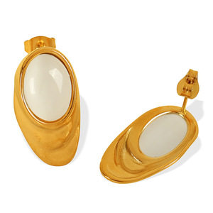 ต่างหูแบบติดหูโอปอลสีขาวสไตล์ยุโรปอเมริกันสำหรับผู้หญิง ทำจากไทเทเนียมสตีล ชุบทอง 18k ประดับขอบแบบ Bezel เหมาะสำหรับใส่ทุกวัน - Product Image 5