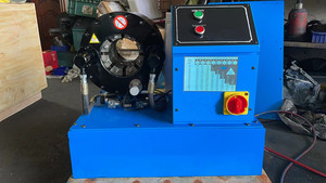 Nouvelle machine à sertir pneumatique pour flexibles, conçue pour le sertissage de flexibles multi-carburant diesel. - Product Image 2