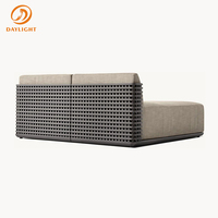Canapé-lit modulaire de luxe avec sommier en bois et coussin texturé en lin, profil bas, pour extérieur, idéal pour piscine en montagne.