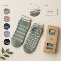 Chaussettes de yoga antidérapantes vert sauge à rayures, avec logo et maintien de la cheville, flexibles, pour studio, vente en gros, développement tricoté, inspection qualité
