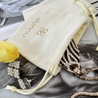Pochette en velours en peluche beige doux avec logo personnalisé sérigraphie en soie emballage sac à poussière avec cordon de serrage pour cadeau