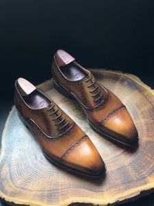 Squisita fattura <span class=keywords><strong>scarpe</strong></span> eleganti da <span class=keywords><strong>uomo</strong></span> Oxford in pura <span class=keywords><strong>pelle</strong></span> da <span class=keywords><strong>uomo</strong></span> in pizzo <span class=keywords><strong>marrone</strong></span> su misura Goodyear Welted <span class=keywords><strong>scarpe</strong></span> fatte a mano - Product Image 2