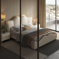 Cadre de lit en cuir véritable de luxe à design festonné, couleur crème moderne, lit double avec garniture en métal doré, mobilier de chambre principale