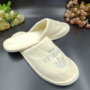 Chaussons jetables personnalisés en coton velours pour les clients de l'hôtel Chaussons unisexes Broderie du logo de l'hôtel <span class=keywords><strong>RAFFLES</strong></span> - Product Image 3