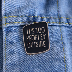 Venta al por mayor taza <span class=keywords><strong>de</strong></span> frases en inglés es demasiado pfoplfy fuera <span class=keywords><strong>de</strong></span> esmalte duro Pin letras insignia con alta calidad - Product Image 4