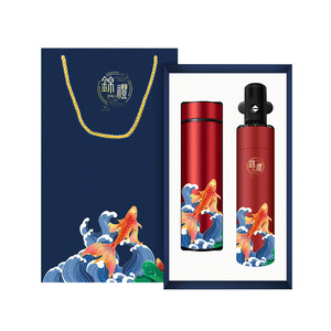 ชุดของขวัญปลาคาร์ฟจินลี่ กระติกน้ำร้อนสีแดง ร่ม และกระเป๋าผ้าแคนวาส ของที่ระลึกธุรกิจปีใหม่จีนสุดหรู พร้อมสลักชื่อส่วนตัว - Product Image 1