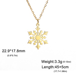 Collier tendance personnalisé pour Noël, pendentif flocon de neige en acier inoxydable plaqué or 18 carats avec chaîne à maillons - Product Image 2