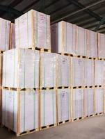 Rouleau de papier offset sans bois 70-120 g/m² en pâte vierge non couchée pour l'impression de livres et de magazines, fabriqué en Chine