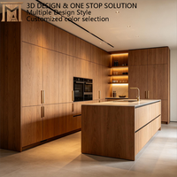 Meubles de cuisine de luxe italiens en bois de noyer avec des unités hautes du sol au plafond et îlot central, mobilier modulaire sur mesure, design villa