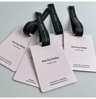 Günstige, individuell gestaltete, bedruckte Papieretiketten mit Namen und Logo für Kinderkleidung.