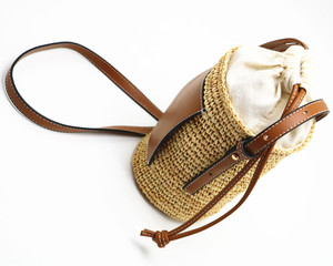 Borsa intrecciata da donna con tracolla in paglia intrecciata a botte rotonda in rafia artigianale - Product Image 6