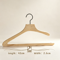 Cintre en bois massif au design élégant avec barre transversale et bandes antidérapantes au bas pour l'affichage des vêtements