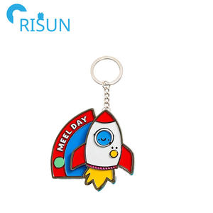 Venta al por mayor Rocket Planet Rainbow llavero logotipo personalizado ir al espacio Retro cohete suave esmalte duro llaveros llavero - Product Image 3