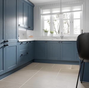 Armoires de cuisine classiques de style Shaker gris-bleu avec poignées noires <span class=keywords><strong>et</strong></span> plan de travail en marbre, placards en <span class=keywords><strong>bois</strong></span> sur mesure en forme de U pour la maison - Product Image 3