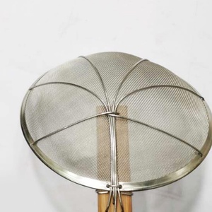 Écumoire en acier inoxydable avec manche long en bois, passoire à mailles pour nouilles et pâtes, idéale pour la friture et la cuisson - Product Image 3