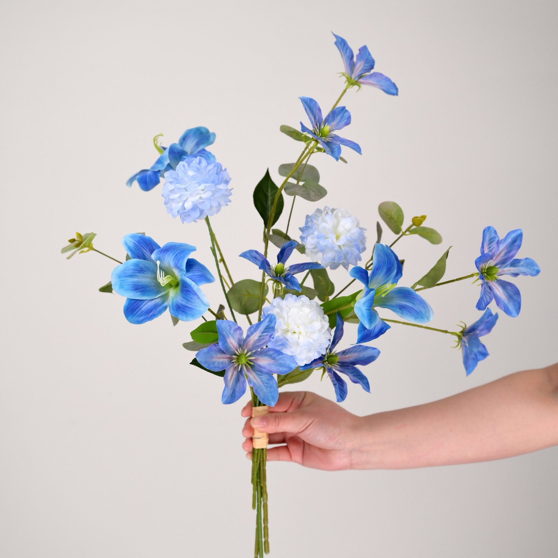 Bouquet d'arums bleus et de pissenlits bleu clair