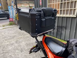 <span class=keywords><strong>Respaldo</strong></span> de caja de cola de motocicleta <span class=keywords><strong>universal</strong></span> personalizado 45L55L65L85L <span class=keywords><strong>respaldo</strong></span> de maletero de motocicleta de liberación rápida - Product Image 3