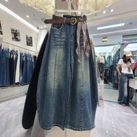 Nouvelles collections automne 2026 : Jean Scimitar rétro délavé bleu pour femme, taille haute, coupe ample, jambe large, longueur complète, décontracté et chic pour le quotidien.
