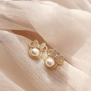 2025 alta calidad coreana nueva plata Post moda Bling diamante arco pendientes lindo perla dibujos animados ratón Stud pendientes para niñas - Product Image 1