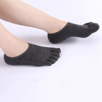2024 nouveau coton Logo personnalisé respirant antidérapant personnalisé Simple couleur unie été hommes cinq doigts cinq orteils cheville chaussettes