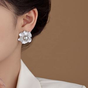 Boucles d'oreilles clous en argent gris perle, tempérament féminin, luxe léger, élégant, tendance, géométrique, rétro, design haut de gamme, cadeau - Product Image 6