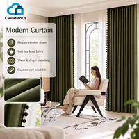 Rideaux sur mesure vert olive foncé avec pompons, occultants et voilages superposés pour fenêtre en arc moderne, salon, intérieur