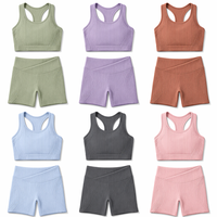Ensemble 2 pièces de sport matelassé côtelé : Soutien-gorge de sport à col montant et dos croisé & Short cycliste taille en V croisé – Compression pour la gym et le yoga