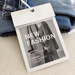 Étiquettes en papier à balançoire en relief à la mode Étiquettes volantes LOGO mat de luxe Vêtements Étiquette volante personnalisée pour marque de vêtement - Product Image 5