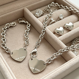 Set di Gioielli <span class=keywords><strong>da</strong></span> Donna <span class=keywords><strong>con</strong></span> Ciondoli a Cuore Incisi, <span class=keywords><strong>Collana</strong></span> e Bracciale <span class=keywords><strong>con</strong></span> Catena Cubana Placcata Oro, Regalo Personalizzato <span class=keywords><strong>con</strong></span> Incisione NEW YORK - Product Image 3