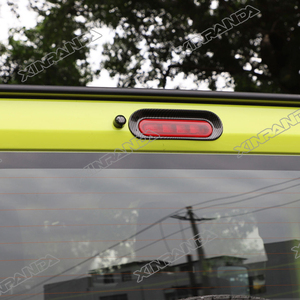 อุปกรณ์ตกแต่งคุณภาพสูงสำหรับรถยนต์ <span class=keywords><strong>Suzuki</strong></span> Jimny 3 ประตู 5 ประตู  ฝาครอบไฟเบรกดวงที่สาม ลายคาร์บอนไฟเบอร์ สำหรับรุ่น Jb64W Jb74W ปี 2023 2024 2025 - Product Image 4