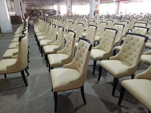 Silla de comedor de cuero europea al por mayor, silla de comedor tapizada clásica, silla con marco de madera con botones y patas curvas - Product Image 3