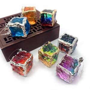 Pendentif cube de cristal arc-en-ciel écrasé |   Breloque carrée en pierre précieuse à dégradé irrégulier avec bords électroplaqués pour la fabrication de bijoux DIY - Product Image 4