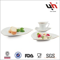 Vaisselle de restaurant en céramique assiette triangulaire en porcelaine blanche assiettes irrégulières plats de service triangulaires vente en gros