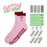 Chaussettes de Pilates personnalisées avec logo unique, volants et nœud brodé rose, antidérapantes, respirantes et absorbant la transpiration pour femmes