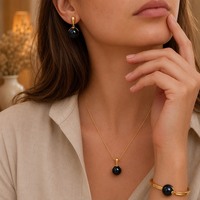 JUSNOVA Vente en gros – Ensemble de bijoux papillon en or PVD 18 carats résistant au ternissement, avec breloque papillon et breloque pierre rouge pour femme