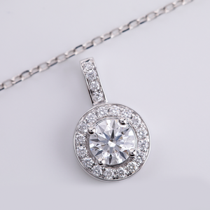 Ciondolo a grappolo circolare singolo in oro bianco 14 carati con diamante sintetico coltivato in laboratorio da 0,5 carati e alone di diamanti - Product Image 2