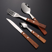 Couverts de restaurant en acier inoxydable avec manche en bois : couteau à steak, fourchette, cuillère, ustensiles de table argentés
